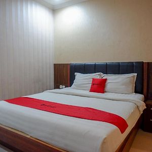 Reddoorz Plus At Grand Pacifik Hotel Makassar